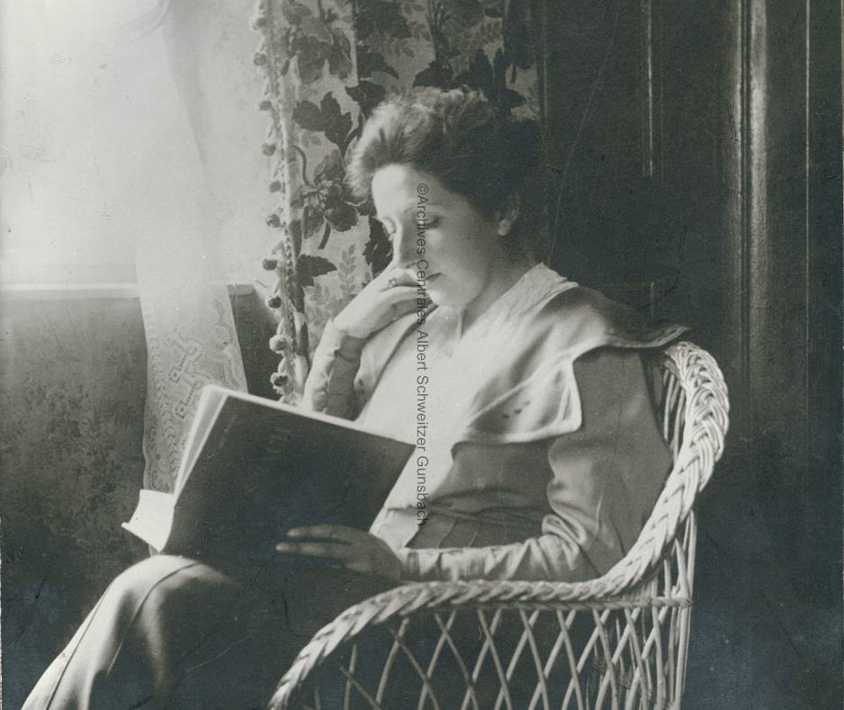 Hélène Schweitzer lisant le livre sur Bach en 1908