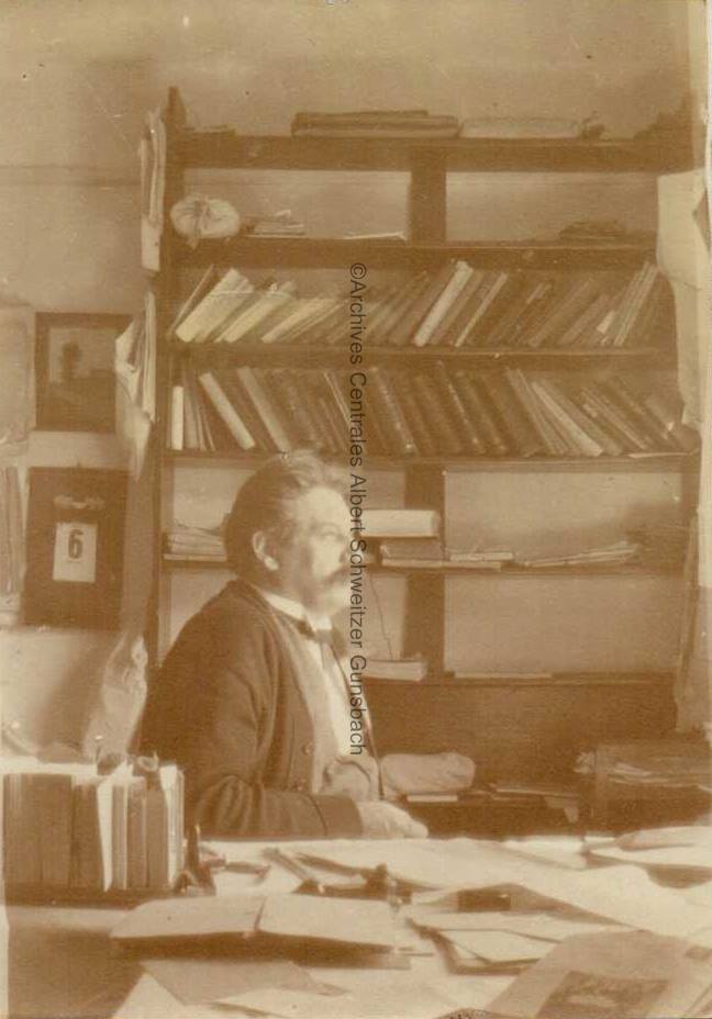 Albert Schweitzer à son bureau à Königsfeld (1929)