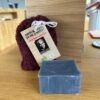 Savon charbon-menthe avec pochon couleur bordeaux