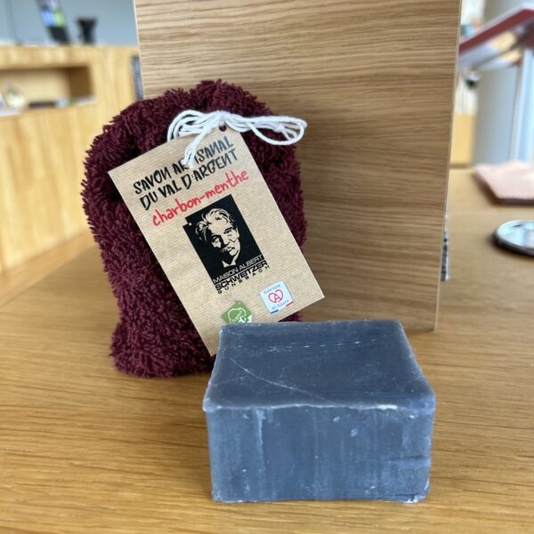 Savon charbon-menthe avec pochon couleur bordeaux