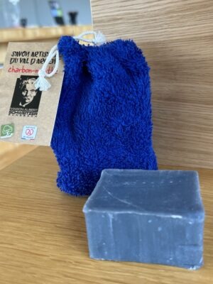 Savon artisanal charbon-menthe avec pochon bleu