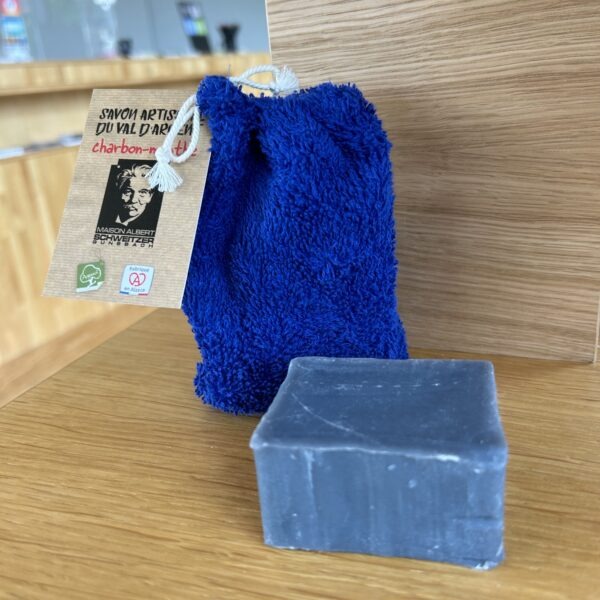 Savon artisanal charbon-menthe avec pochon bleu