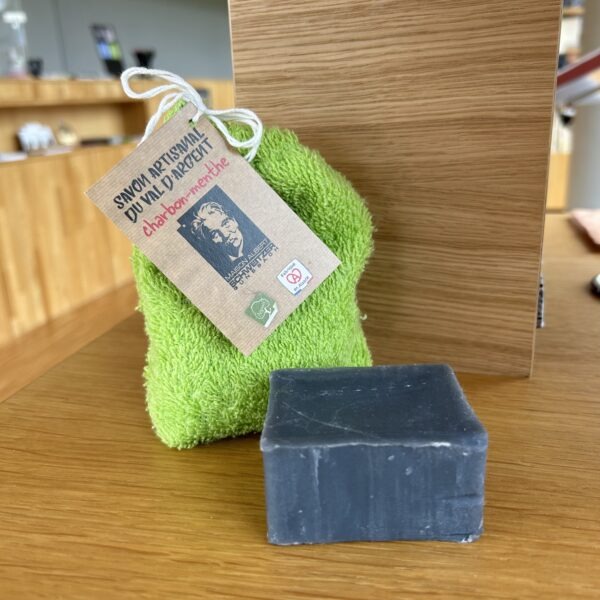 Savon artisanal charbon-menthe avec pochon vert